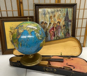 lot 179 image: Vintage Violin, World Globe and Artwork Lot