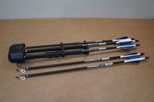 lot 3 image: 5 20 Carbon Express Crossbow Bolts with Helix Broad Heads & Quiver