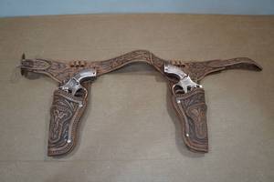 lot 22 image: Vintage Double Holster Toy Gun Belt