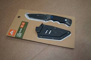 lot 74 image: Ozark Trail 7 Fixed Blade Hunting Knife
