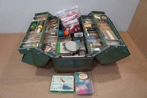 lot 145 image: Vintage Walton Grip Loc Tackle Box with Assorted Tackle