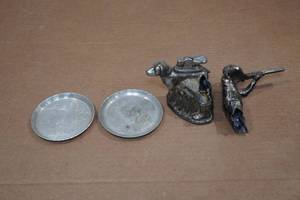 lot 176 image: Vintage Hunter & Dog Lighter with 2 Metal Ashtrays