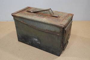 lot 424 image: Military Ammo Can