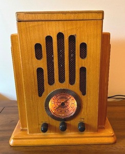 lot 58 image: Thomas Collectors Edition AMFM Radio and Cassette Player