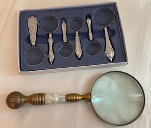 lot 23 image: Vintage Brass Magnifying Glass and Set of 5 Decorative Mini Magnifiers