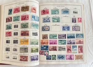 lot 31 image: The New World Wide Postage Stamp Album with US Stamp Collection