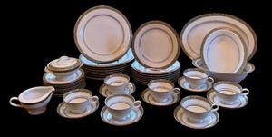 lot 74 image: Noritake Thurston 6871 Vintage China Set - Service for 8 Plus Serving Pieces