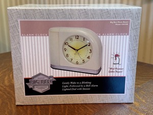 lot 75 image: Big Ben Moon Beam Electric Analog Alarm Clock Model 43010X