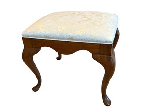 lot 131 image: Upholstered Queen Anne Style Vanity Bench in Very Good Condition