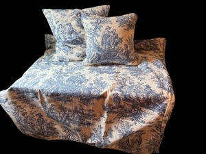 lot 158 image: Waverly Toile Duvet Cover Set with Coordinating Pillows 86 x 80 Inches