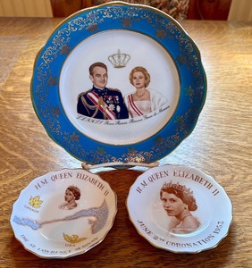 lot 81 image: Vintage Royal Commemorative Plate and Coaster Set Featuring Prince Rainier, Princess Grace, and Queen Elizabeth II