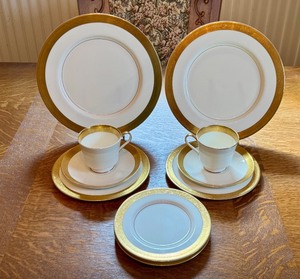 lot 86 image: Mikasa Narumi Japan Bone China Harrow 2 Place Settings with Gold Trim