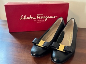 lot 96 image: Salvatore Ferragamo Black Lizard Print Bow Heels Size 6.5 with Box