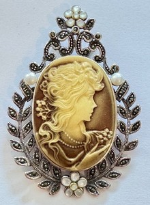lot 6R image: Sterling Silver Cameo Brooch Pendant with Floral Accents