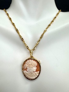 lot 8M image: 22K Gold Chain with 14K Gold Cameo Pendant