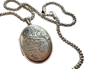 lot 17R image: Sterling Silver 20 Inch Chain with Engraved Oval Locket Pendant