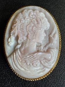 lot 32J image: 14K Gold Vintage Cameo Brooch Pendant
