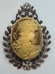 lot 35R image: Sterling Silver Cameo Brooch Pendant with Floral Accents
