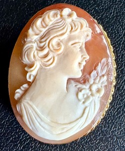 lot 112J image: 14K Gold Italian Carved Shell Cameo Brooch Pendant
