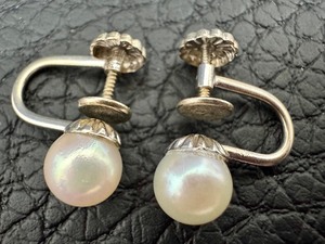 lot 118R image: 14k Gold Screw-Back Pearl Earrings