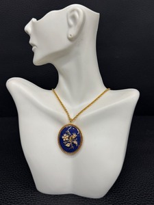 lot 173 image: Metropolitan Museum of Art Omna USA Gold-Tone Necklace with Blue Pendant 20 Inch Chain