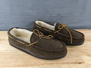 lot 79G image: Minnetonka Mens Moccasin Slippers Size 10.5 Brown