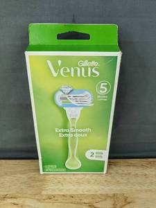lot 90 image: Gillette Venus Extra Smooth Razor Kit - Brand New