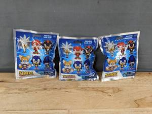 lot 256 image: 3 Sonic the Hedgehog Figural Bag Clip Keychain Mystery Packs - Series 2 - Brand New