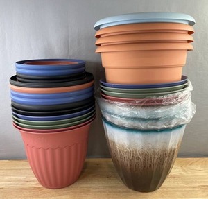 lot 36A image: 32 Assorted Plastic Planters - Brand New