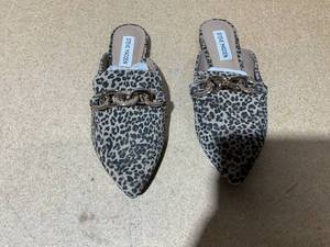 lot 213 image: Steve Madden Womens Finish Chained Slip-On Mules- Size 6