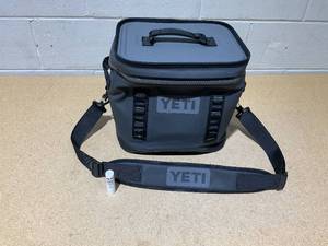 lot 9 image: Yeti Hopper Flip 12 Soft Cooler