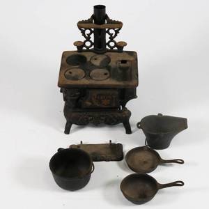 lot 49 image: Crescent Moon Mini Cast Iron Lot