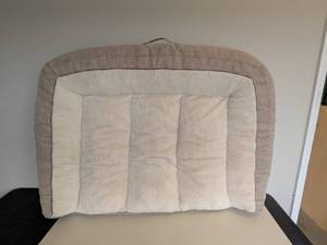 lot 32 image: NEW KIRKLAND SIGNATURE LARGE DOG BED