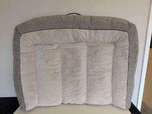 lot 33 image: NEW KIRKLAND SIGNATURE LARGE DOG BED