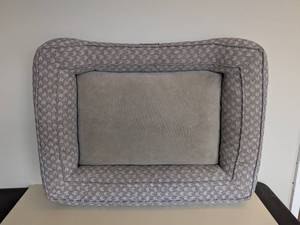lot 36 image: KIRKLAND SIGNATURE PET BED
