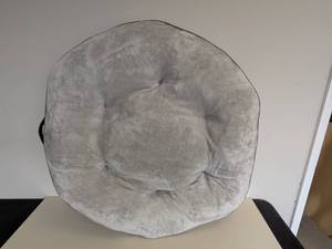 lot 31 image: NEW KIRKLAND SIGNATURE HEX PET BED