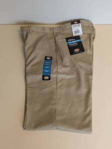 lot 117 image: NEW DICKIES RELAXED FIT COTTON WORK PANTS (30x32)