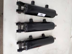 lot 34 image: Set of 3 Hydraulic Cylinders AH112432 100138 REV C