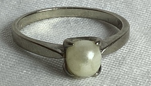 lot 60 image: 10 KT Gold Ring with Pearl - Size 6.5