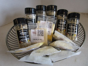 lot 47 image: Amish Popcorn Dust, Basket