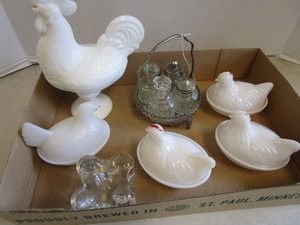lot 132 image: Vintage Milk Glass -Nesting Chickens