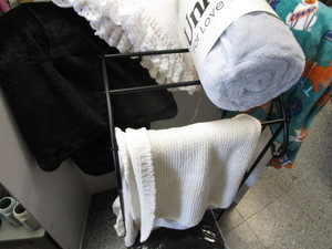 lot 30 image: Wraps, Blankets & Stand