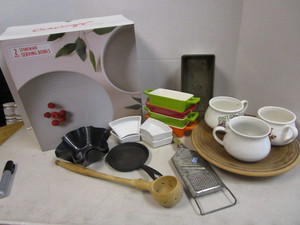 lot 242 image: Stoneware Bowls, Mini Loaf Pans, Taco Shell Molds