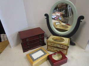 lot 259 image: Vanity Mirror, Jewelry Boxes