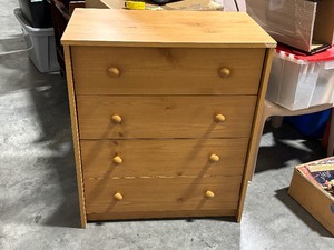 lot 4 image: 4 Drawer Dresser 28x32