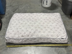 lot 6 image: Pet Bed
