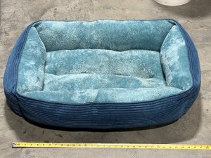 lot 7 image: Pet Bed