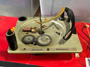 lot 13 image: Vintage Magnavox Micromatic Turntable