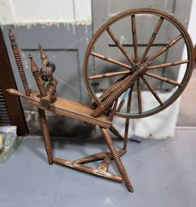 lot 4 image: Exquisite Antique Spinning Wheel BEAUTIFUL Great condition.