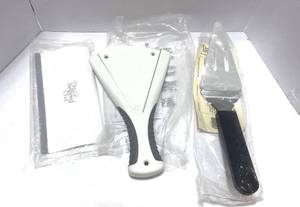 lot 33 image: Pampered Chef jar Opener, Pie Spatula and Scraper